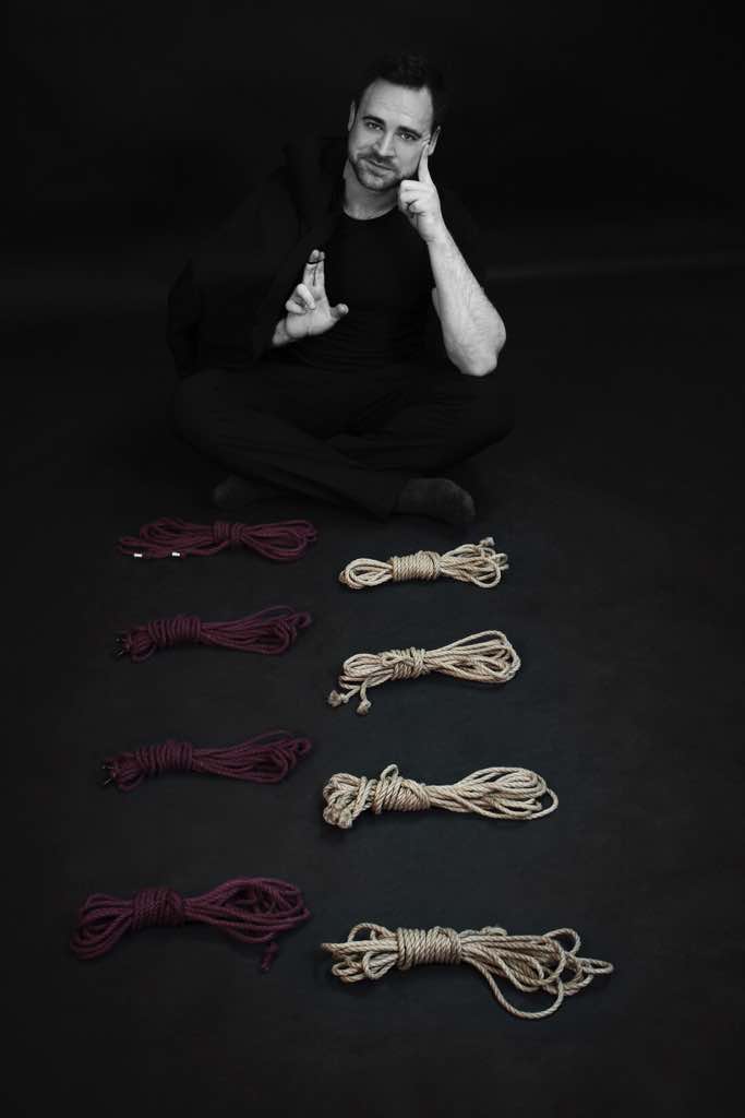 Hagen Alkis, Gründer und Shibari-Lehrer von Shibari Münster, mit Seilbündeln