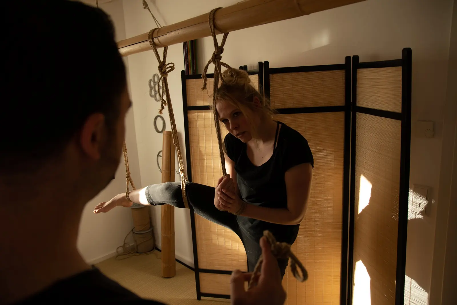 Shibari Kurs Münster: stehende Fesselung am Bambusrahmen im Studio Greven